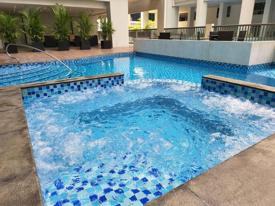 Ferienwohnung Luxury @ Bgc Sleeps 6 Comfortably Fast Wifi Pool! Manila Exterior foto
