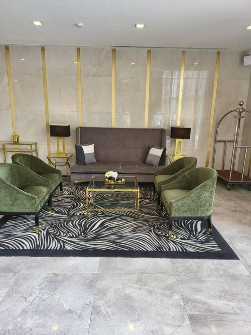 Ferienwohnung Luxury @ Bgc Sleeps 6 Comfortably Fast Wifi Pool! Manila Exterior foto