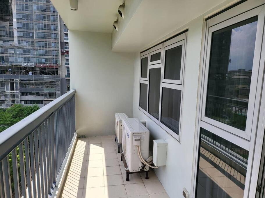 Ferienwohnung Luxury @ Bgc Sleeps 6 Comfortably Fast Wifi Pool! Manila Exterior foto