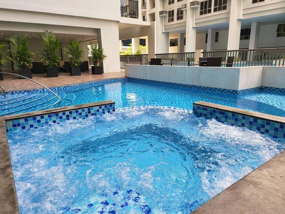 Ferienwohnung Luxury @ Bgc Sleeps 6 Comfortably Fast Wifi Pool! Manila Exterior foto