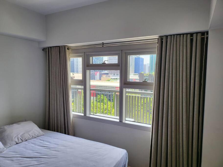 Ferienwohnung Luxury @ Bgc Sleeps 6 Comfortably Fast Wifi Pool! Manila Exterior foto