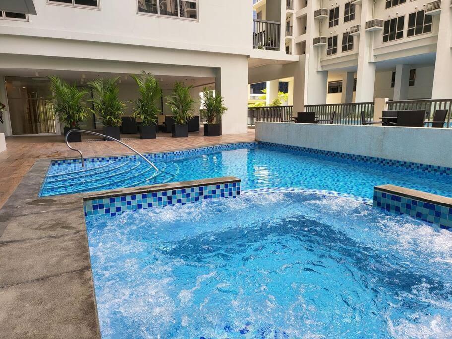 Ferienwohnung Luxury @ Bgc Sleeps 6 Comfortably Fast Wifi Pool! Manila Exterior foto